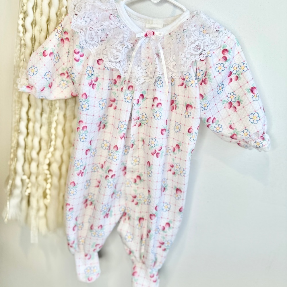 3-6m Vtg Strawberry Footie Lace
